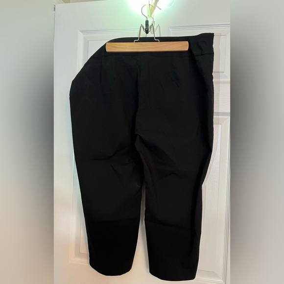 Black Alfani stretch capri pant - Picture 2 of 4